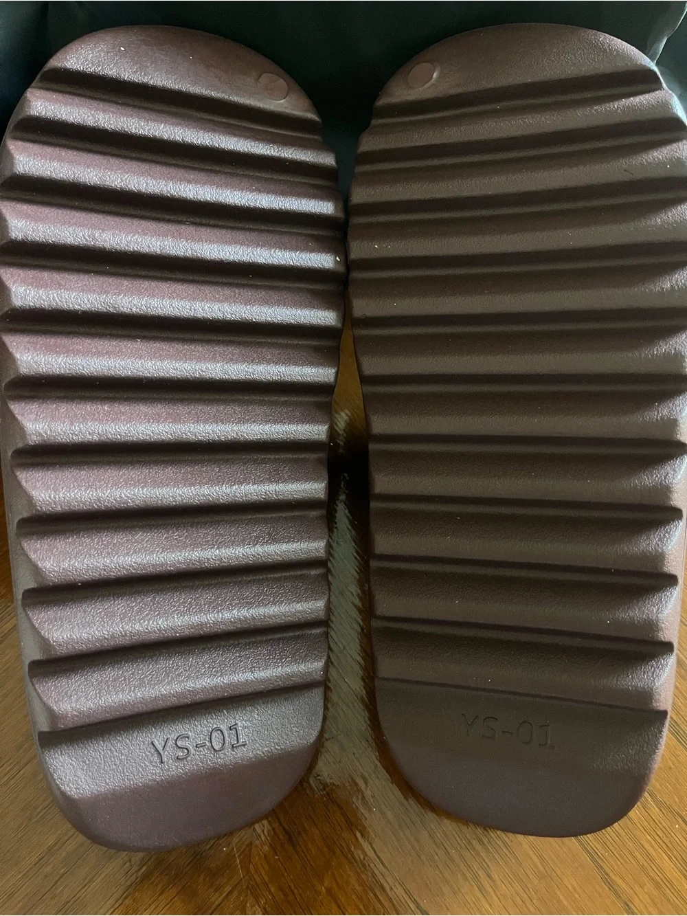 Unisex Yeezy Slide Sandals in Brown size 9 Comfortable Lightweight Slip-On